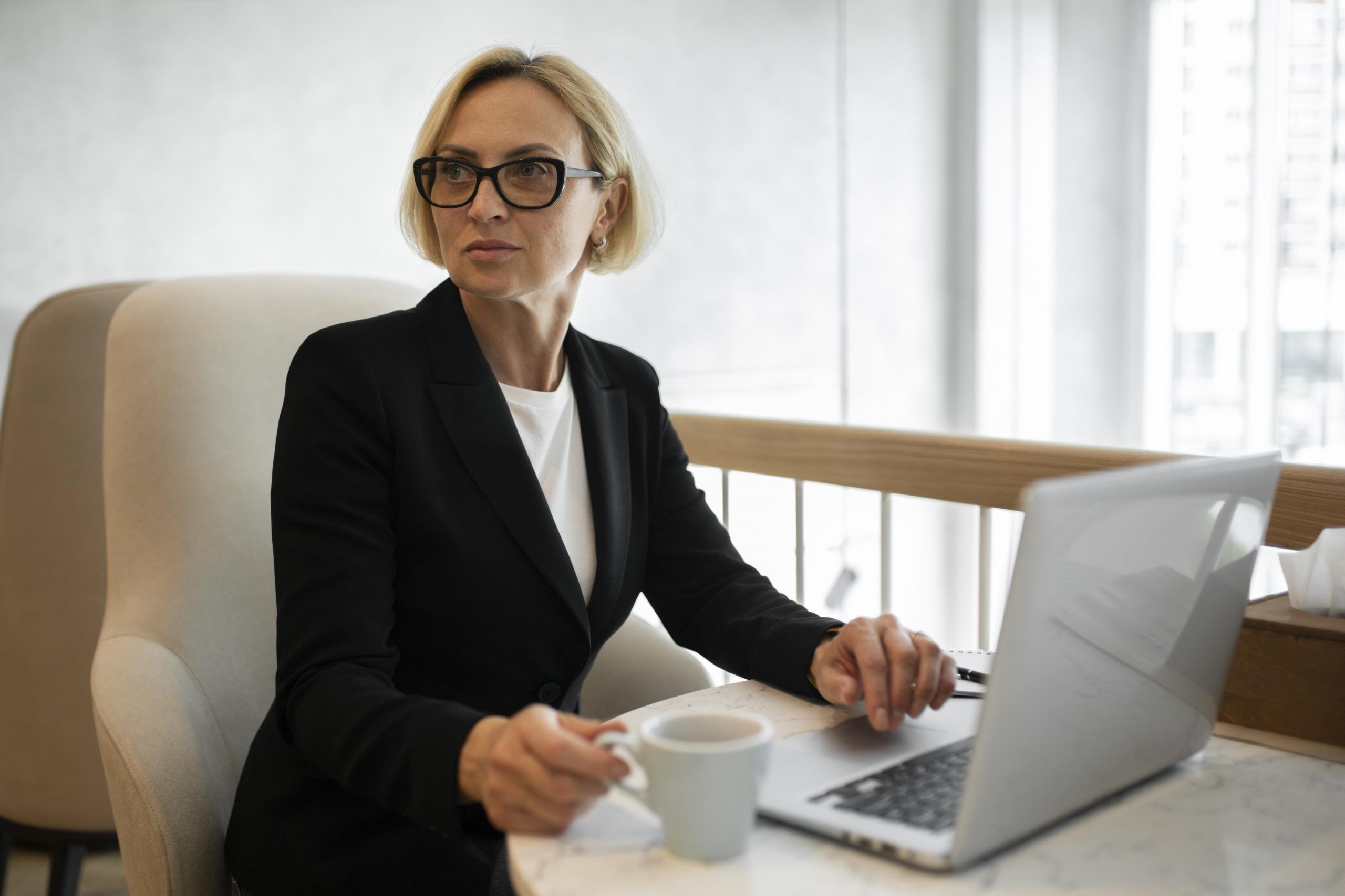 Profesional trabajando en alemán con clientes internacionales